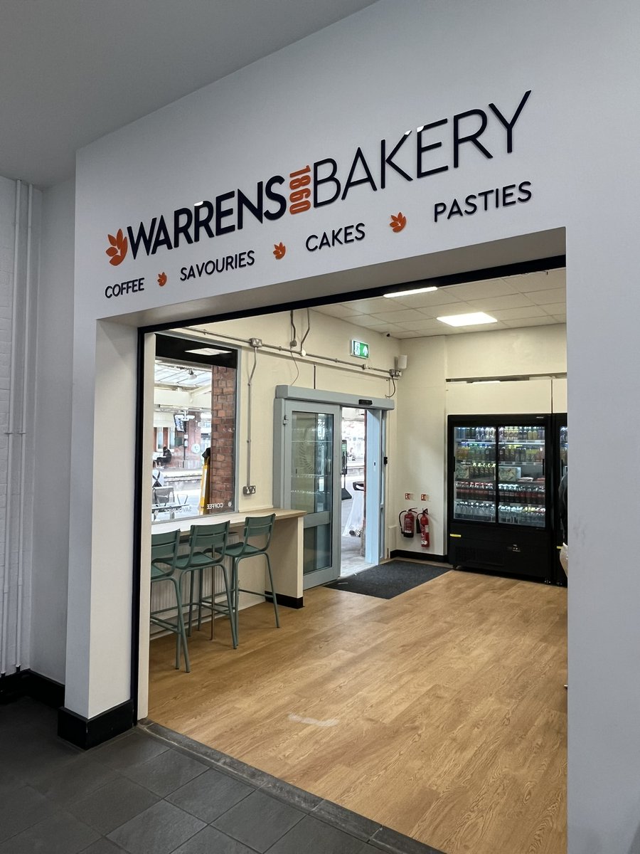 TPTRetail's tweet photo. It's UK rail store no.3 for @WarrensBakery as they are now open on @GWRHelp Slough station. Pop in to see them on platform 5! #stationretail #station #Coffee #CoffeeTime #bakery #pasties #warrens #slough https://t.co/ljxaRcIWOI