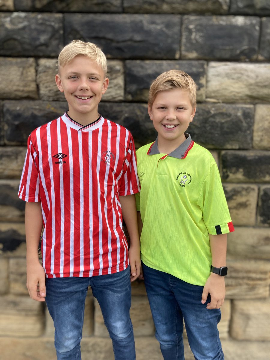 davidhawkeblade's tweet photo. @HalTheBlade Got to be the one on the right. My youngest wearing my original from 1990 👌 (one on left not bad either!) https://t.co/dG9pfYaDsq