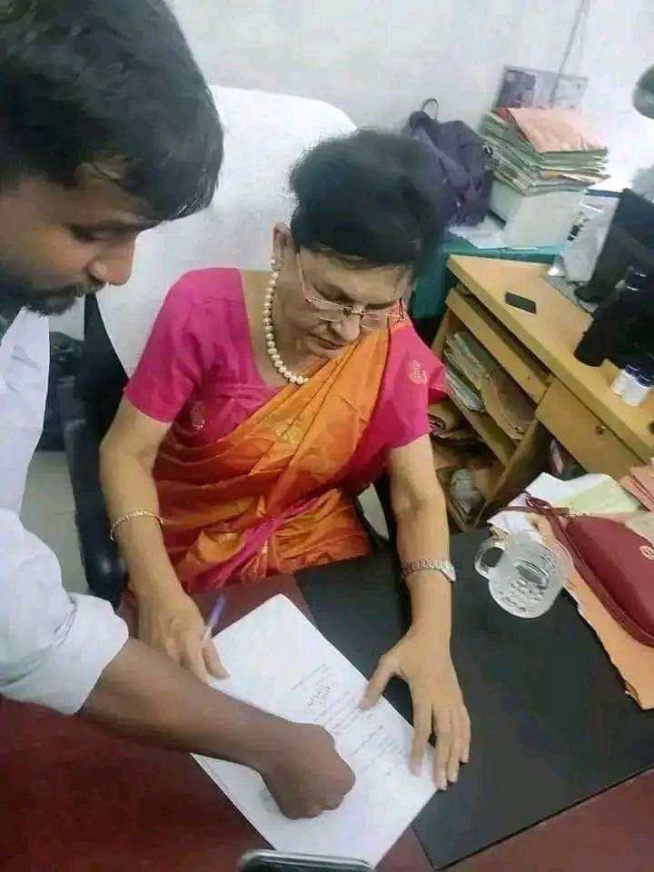 Mrsinha's tweet image. In Bangladesh, a Hindu professor named Sonali Rani Das is forced to resign from her post by IsIamists under the watch of "Nobel prize winner" Md Yunus.

Indian seculars-liberals are presenting it as students protest against dictatorship. 🤡