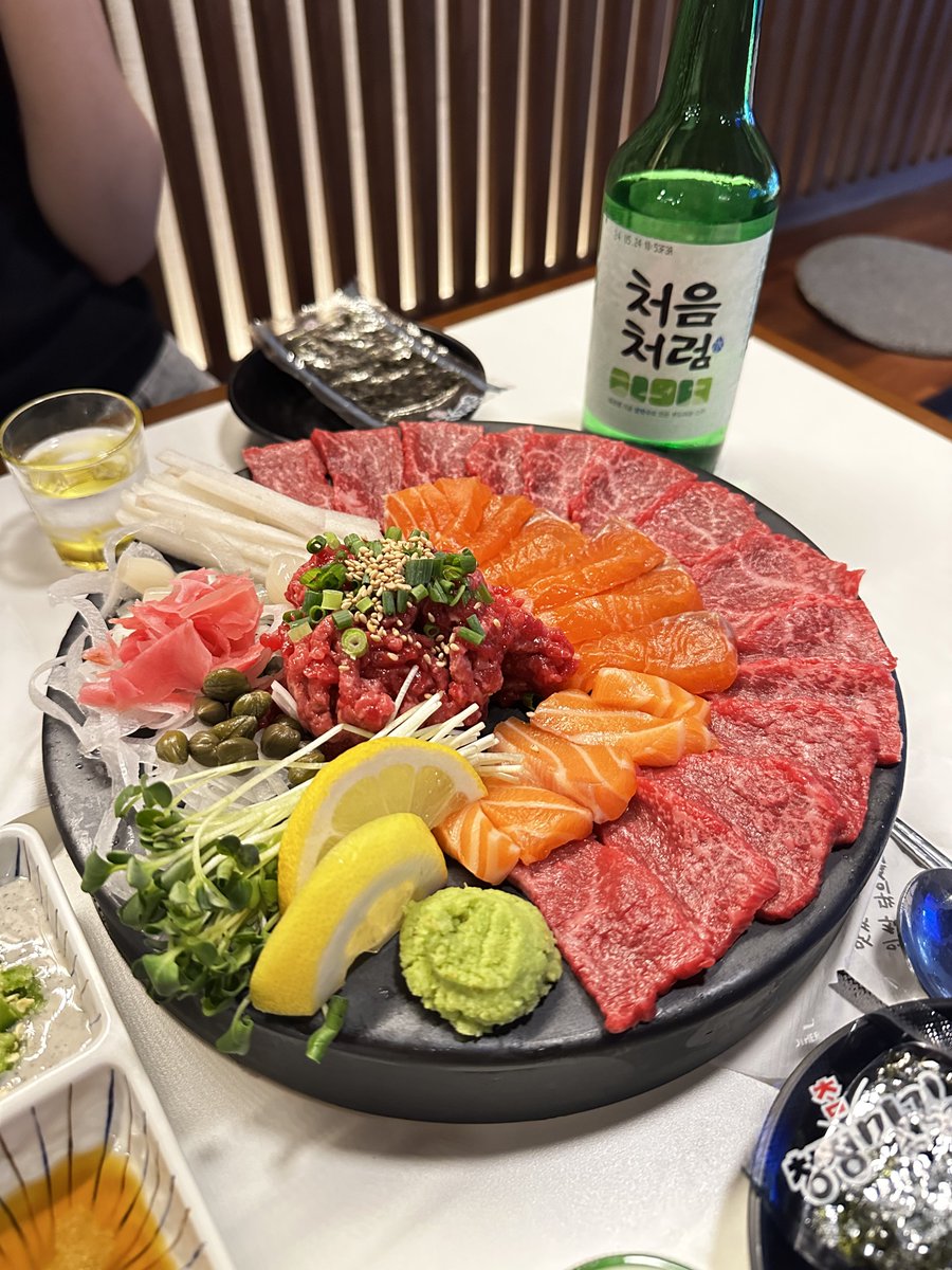 zz10ver's tweet photo. 콘서트와 소주는 뗄수업는42임
소주와 육회연어는 뗄수업는42임
소주 네병인가다섯병깟다네요 https://t.co/0o1KNLB1ye