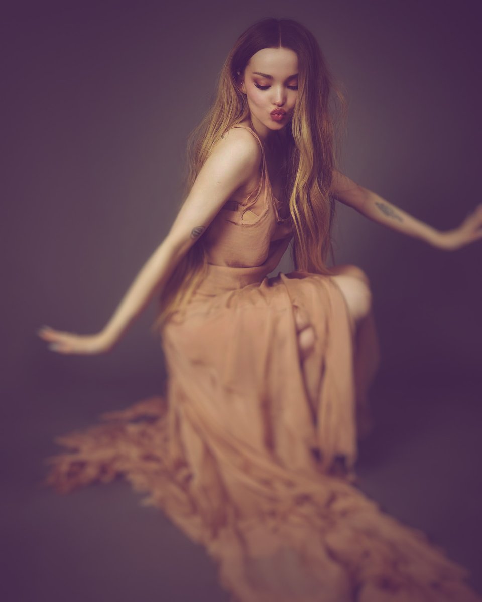 teheitsjing's tweet photo. just dove cameron x https://t.co/CzNhn69hI0