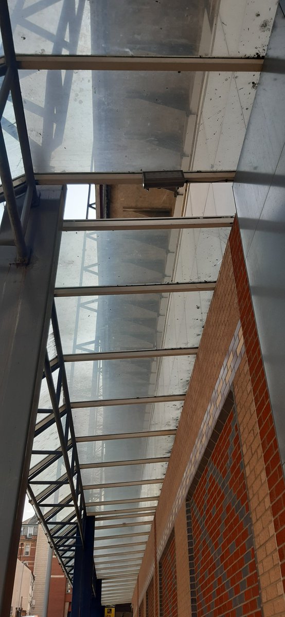 Yesterday we received report of a smashed glass pane on the outside of a commercial premises in the City Centre. A quick email to the building management &amp; it was fixed within the hour.
Fantastic teamwork from @centre_team &amp; Community Protection to remove this potential hazard!
