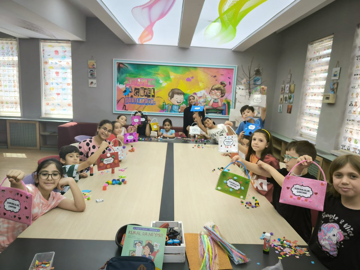 KaramanogluIl's tweet photo. KÜYAP 2024🎉

Kütüphanemizde “Değerler Eğitimi”etkinliğimiz kapsamında sorumlulukla ilgili kitap okuyup kendi sorumluluk çantalarımızı yaptık. Daha sonra bahçemizde karpuz festivali düzenleyip yaz oyunlarıyla keyifli bir gün geçirdik.🍉 ❤️

#Yazoyunları
#Küyap2024
#etkinkütüphane https://t.co/gWf3It6lFr
