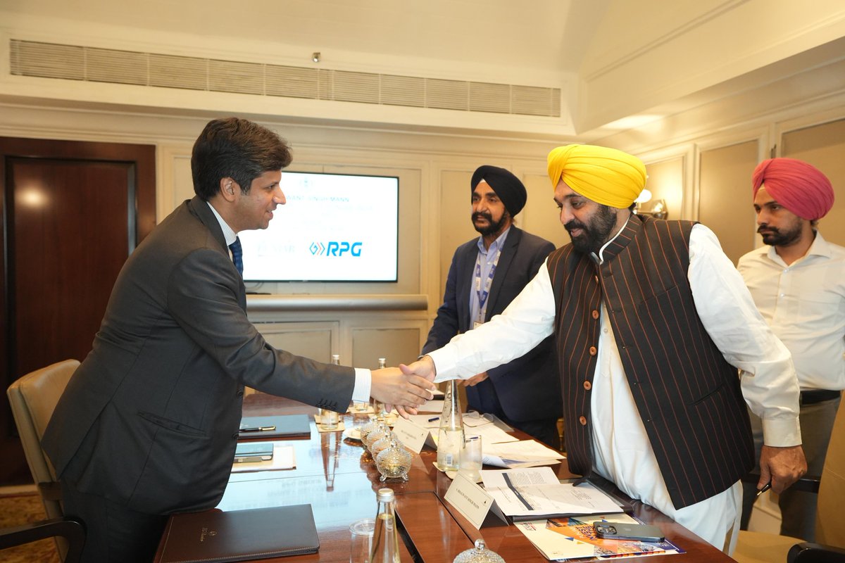 BhagwantMann's tweet photo. मुंबई में RPG Group के Vice Chairman Mr. Anant Goenka से मुलाकात की और उन्हें पंजाब में @CEATtyres का प्लांट स्थापित करने के लिए आमंत्रित किया...

जालंधर में लेदर इंडस्ट्री पहले से ही काम कर रही है... @CEATtyres का प्लांट स्थापित करने से लोगों के लिए रोज़गार के अवसर बढ़ेंगे... इसके साथ ही उत्तर भारत में @CEATtyres की उपस्थिति भी मजबूत होगी...
