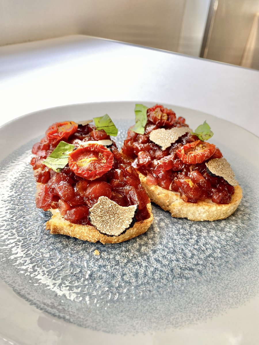 carlosAtMad's tweet photo. Festival en #ElCampero, uno de los Templos del Producto de @Matoses y @MisterEspeto:
Tosta Atún Rojo y Trufa, Tartar de Lomo, Sashimi de Ventresca (Toro), Tataki de Descargamento (Lomo Negro), Tarantelo Plancha, Tocino Cielo y Perrier Jouët Blason Rose. https://t.co/L6gRhNZIMX