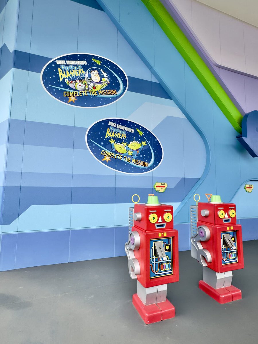 アトラクション「バズ・ライトイヤーのアストロブラスター」デザイン