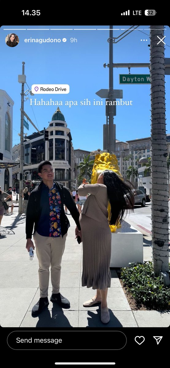 Bapaknya lagi sibuk nyariin dia kerja sambil acak acak negara, anaknya lagi happy happy di rodeo drive guys