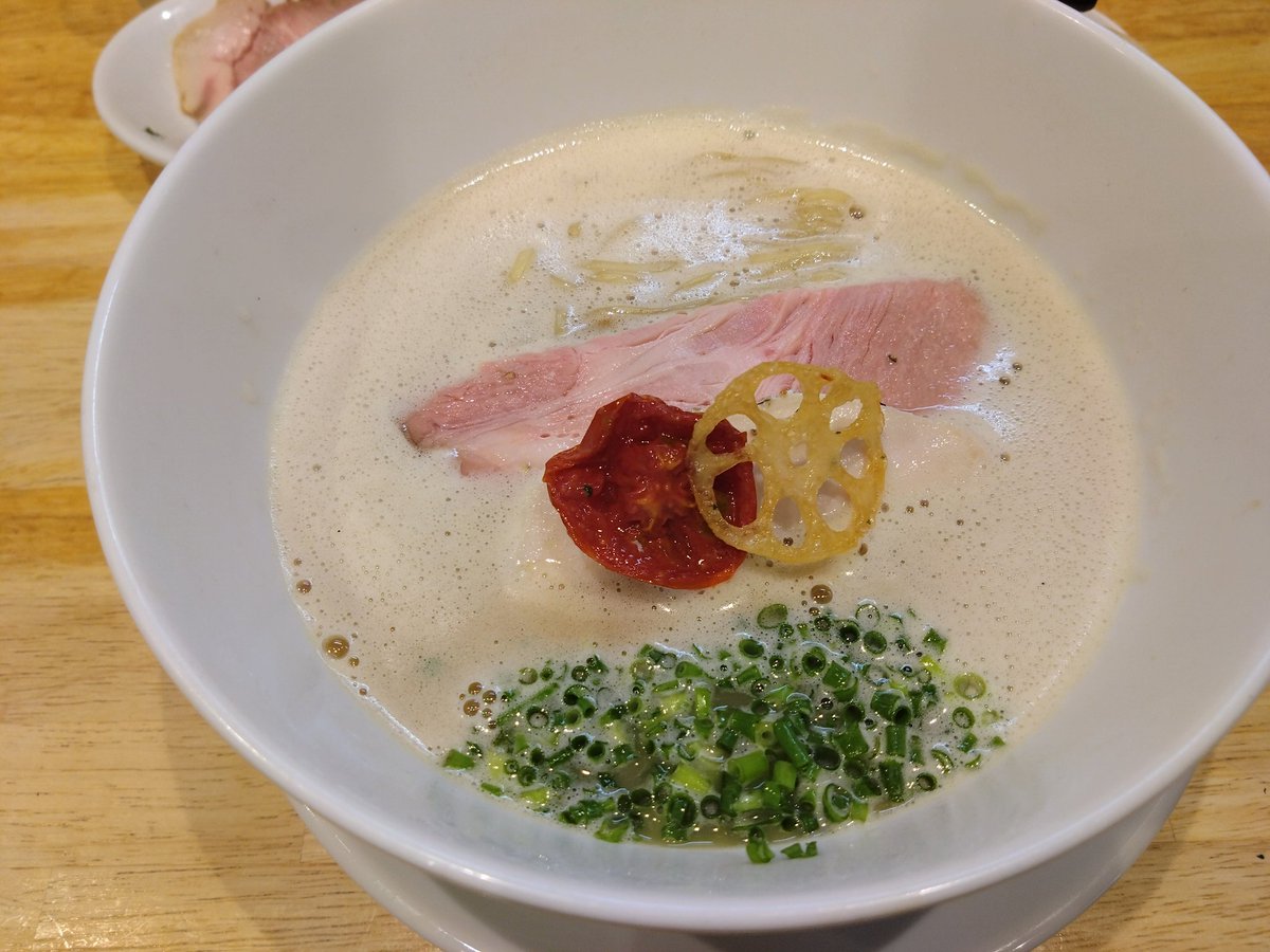 AT42223076's tweet photo. 麺家獅子丸@名古屋
【アクセス】名古屋駅太閤通口（新幹線口）から亀島方面、新幹線高架下
【並び、支払い】外待ち⇒案内⇒食券⇒中待ち（席案内）、現金
獅子丸ぱいたんらぁめん特製盛り
ぱいたんスープ、ツルシコ自家製麺
名古屋駅近の人気店 https://t.co/H2eZ3joC2v