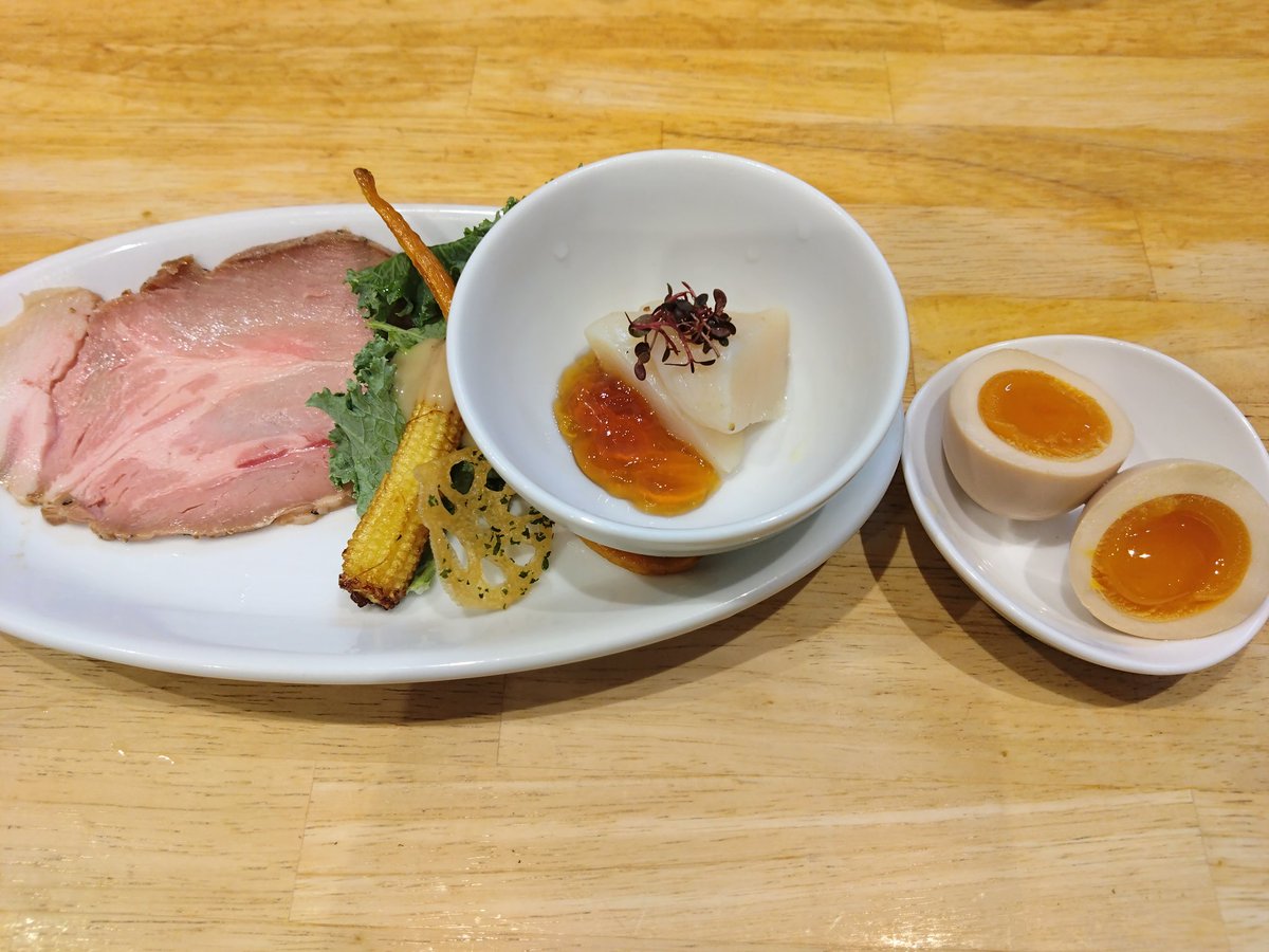 AT42223076's tweet photo. 麺家獅子丸@名古屋
【アクセス】名古屋駅太閤通口（新幹線口）から亀島方面、新幹線高架下
【並び、支払い】外待ち⇒案内⇒食券⇒中待ち（席案内）、現金
獅子丸ぱいたんらぁめん特製盛り
ぱいたんスープ、ツルシコ自家製麺
名古屋駅近の人気店 https://t.co/H2eZ3joC2v