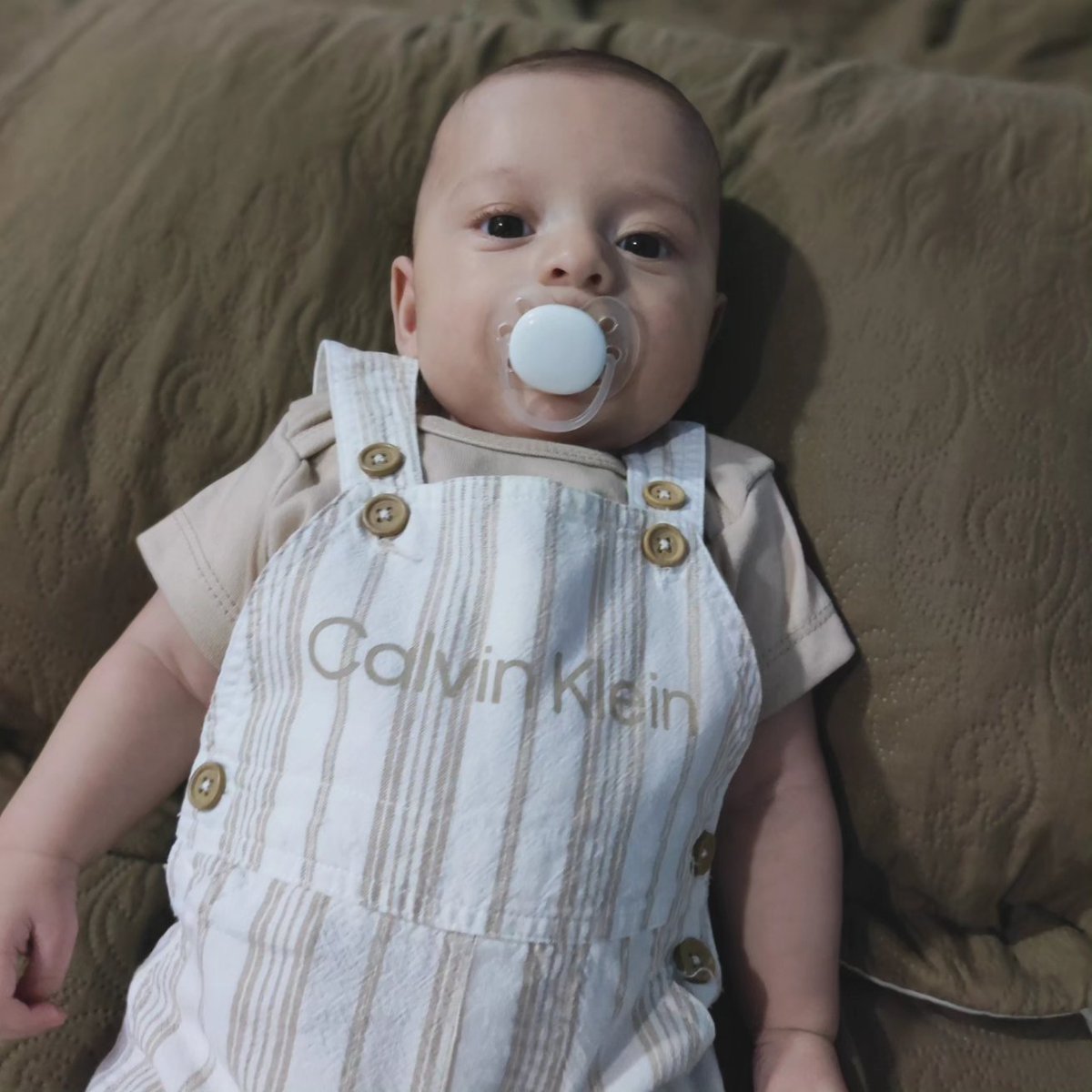DanielaMT10's tweet photo. Demasiado tiempo sin publicar algo por aquí, pero hoy les comparto fotos de la familia que Dios me dió.♥️
Mi esposo Bayron y mi bebé Esteban. https://t.co/KfNNhdo6HS