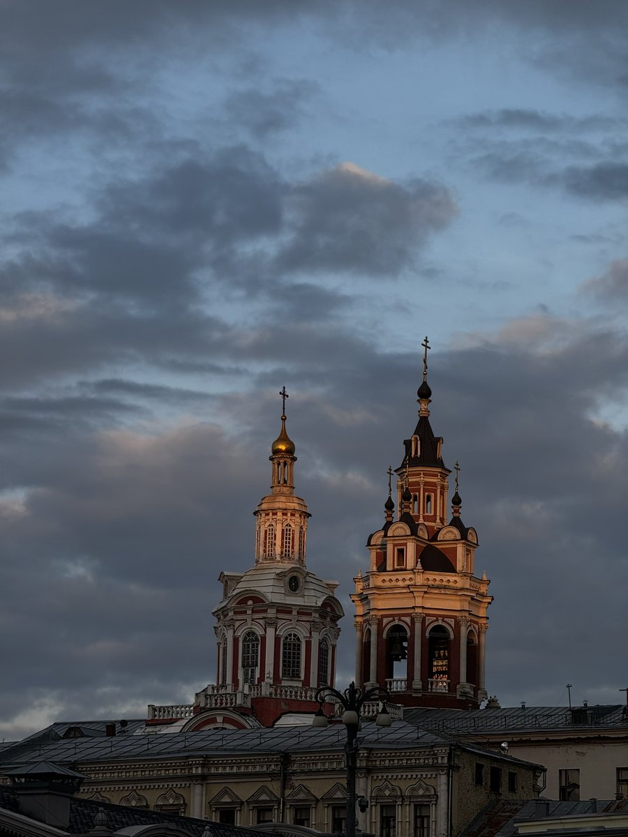 Вчера наслаждались закатом в Москве. Людю ходить километры, чтобы потом вечером так приятно ныли ноги, когда уже лежишь под одеялком, так хорошо, ёмаё