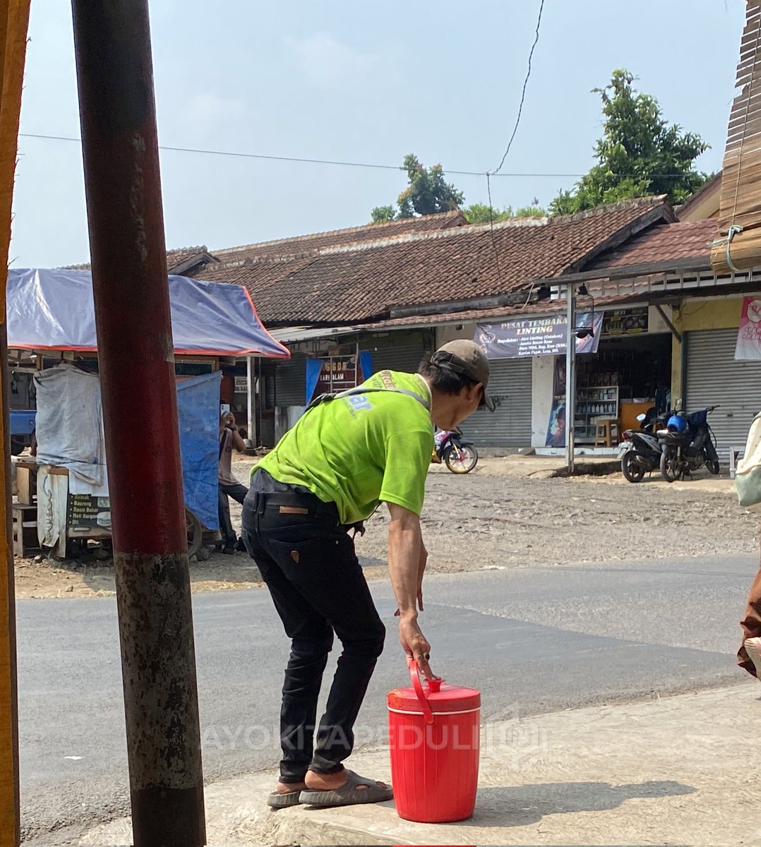 ayokitapeduli_'s tweet photo. Ngga tega denger cerita bapak ini 😭 Dengan keterbatasannya beliau harus jualan es lilin keliling sampai jatuh dan mau pingsan karena belum makan seharian.

Dagangannya banyak yang belum laku. Padahal beliau jualan buat makan dan bantu ayahnya yang udah ringkih. https://t.co/0STzPWXVTz