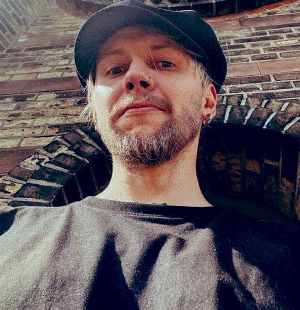 #ваняцест 

   Я отлично
    провожу
   выходные

                                          Ты просто бухаешь

Я так и сказал