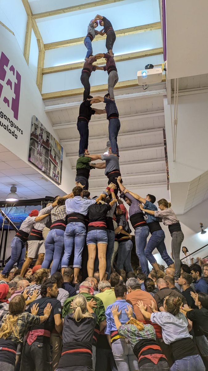 Els <a href="/moixiganguers/">Moixiganguers d'Igd</a> fan bones proves del 3de9f, 5de8 i 4de8a.
▶️ Seguiu l'actualitat castellera a la nostra secció Hora a Hora:
👉 revistacastells.cat/castells-hora-…
#castellers #castells