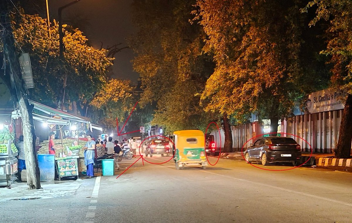 LocalReporter7's tweet photo. No one is safe passing from here, kids, women or men. There is no footpath/road left. 
People eat junk/unhygienic, drink, fight, everything happens, especially in evening.
But No department is taking any action. 

@dtptraffic @DelhiPolice @RajNiwasDelhi @MCD_Delhi 
@fssaiindia https://t.co/WuKaWKZ6pw