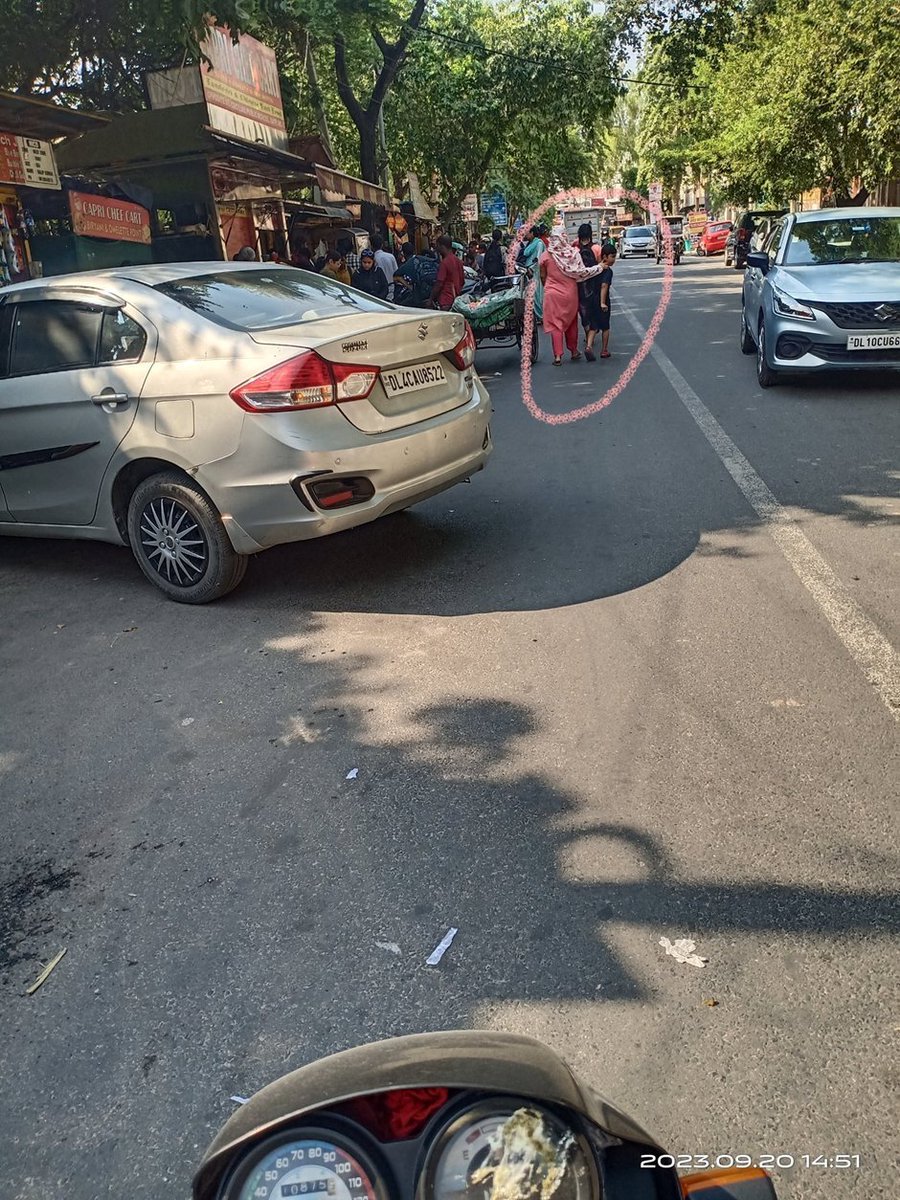 LocalReporter7's tweet photo. No one is safe passing from here, kids, women or men. There is no footpath/road left. 
People eat junk/unhygienic, drink, fight, everything happens, especially in evening.
But No department is taking any action. 

@dtptraffic @DelhiPolice @RajNiwasDelhi @MCD_Delhi 
@fssaiindia https://t.co/WuKaWKZ6pw