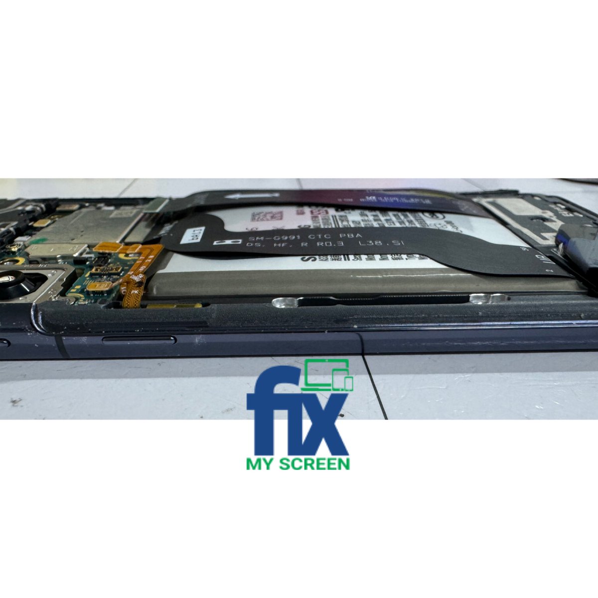 fixmyscreenuk's tweet photo. Wow this Samsung S21 battery had swollen causing the main ribbons to be disconnected and the battery cover the bulge. 🫣 

Lucky no real damage done and the Fix Team replaced the battery and all good again. 

#samsung #battery #s21 #like #team #southport #fix #business #happy https://t.co/OvmTOsecrz