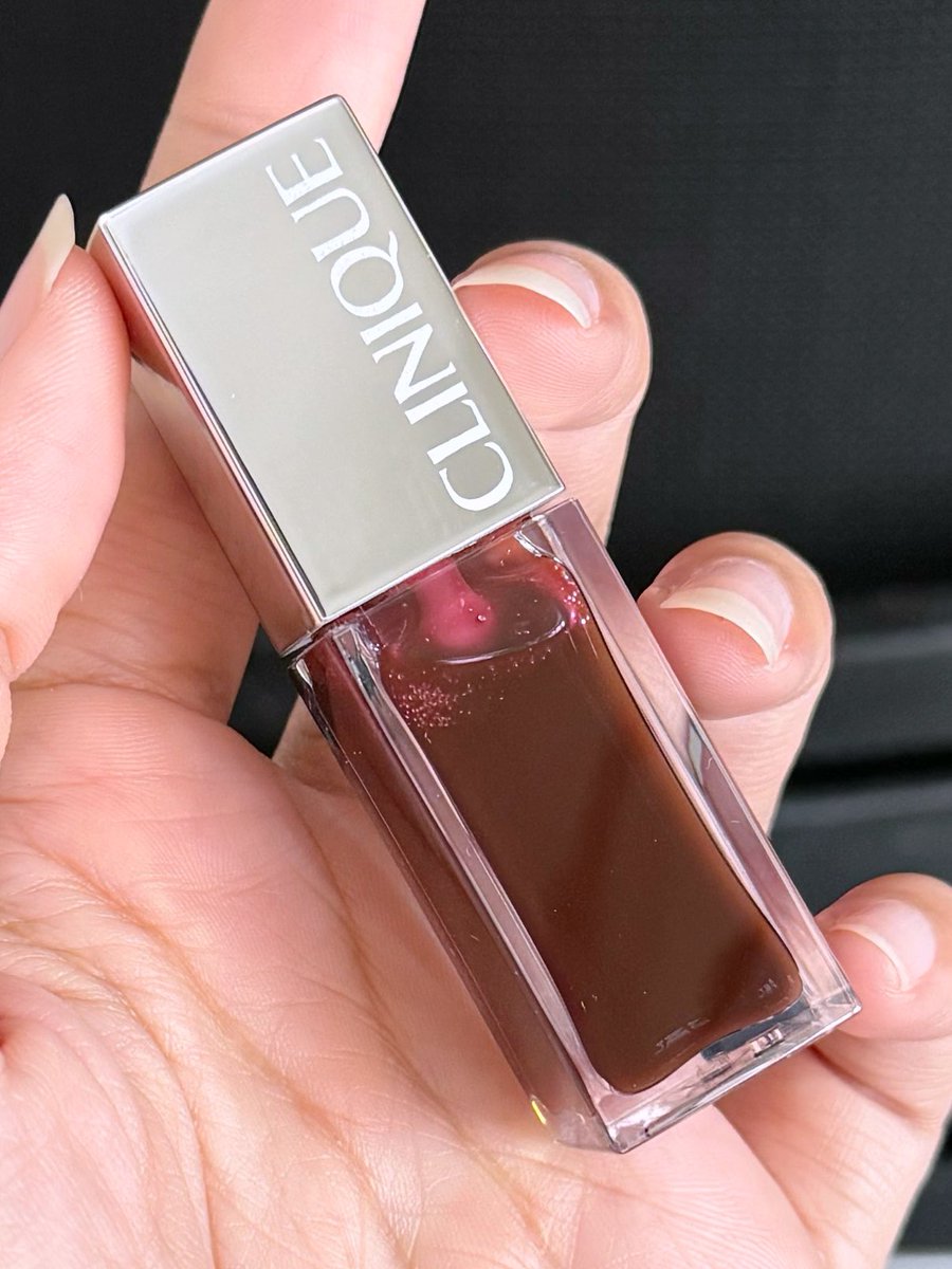 reviewchoey's tweet photo. เป็น lip oil ที่โคตรสวยยยยย! Clinique black honey สีนี้รุ่นบาล์มคือสวยอยู่แล้ว พอมาเป็นแบบลิปออยล์ ฉ่ำมาก แล้วโคตรสวยย ทาได้ทั้งแก้มทั้งปาก เป็นลิมิเตดด้วยยย ส๊วยยยยยยย https://t.co/368F7aaw65