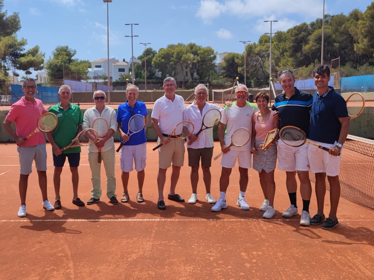 𝐔𝐧𝐚 𝐣𝐨𝐫𝐧𝐚𝐝𝐚 𝐜𝐨𝐧 𝐡𝐢𝐬𝐭𝐨𝐫𝐢𝐚 🤩

La 𝐀𝐬𝐨𝐜𝐢𝐚𝐜𝐢𝐨́𝐧 𝐝𝐞 𝑪𝒐𝒍𝒆𝒄𝒄𝒊𝒐𝒏𝒊𝒔𝒕𝒂𝒔 𝒅𝒆 𝑻𝒆𝒏𝒊𝒔 𝒅𝒆 𝑬𝒔𝒑𝒂𝒏̃𝒂 se ha reunido en el CT Los Pinos de Jávea.

Y tú, ¿alguna vez has jugado con raquetas de madera? 🤔