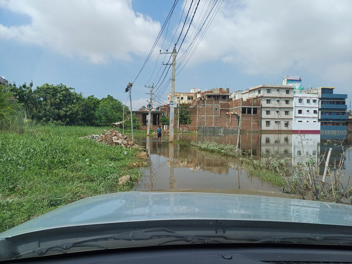 RKrritika's tweet photo. This is the situation of Naya Tola, Rps More in Patna. People are forced to walk in the drainage water. Accessibility to main road has been blocked. Still no step has been taken by the Municipal Corporation. @NitishKumar @dm_patna @MisaBharti https://t.co/CSJXTNyeW8