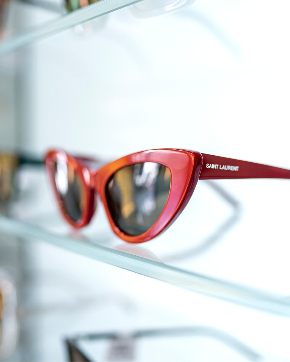 Si lo que quieres es destacar este verano, añade un toque de elegancia a tus outfits con unas gafas de sol Saint Laurent
Descubre más modelos Saint Laurent en centros seleccionados y nuestra tienda online opticauniversitaria.es/marcas/saint-l…