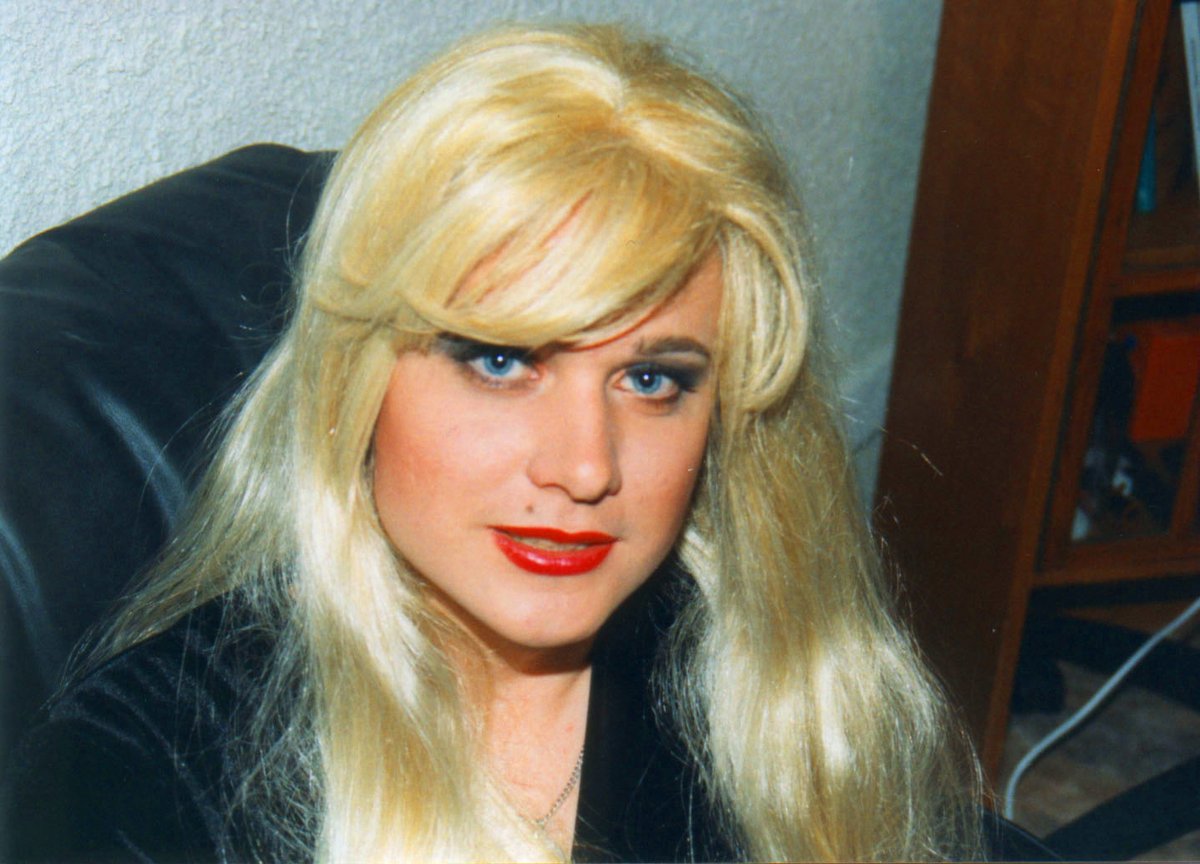 Fotos aus Pre-OP Zeiten, genauer gesagt noch ziemlich zu Beginn der Hormoneinnahme. Trotzdem sehr weiblich, oder? Welche Perücke stand mir besser?
