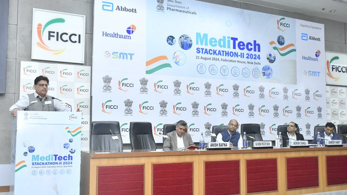 AIRNewsHindi's tweet photo. 🔶फार्मास्यूटिकल्स सचिव अरुणीश चावला ने कहा है कि #MeditechStackathon अपने वास्तविक नीति स्टैक को परिणामों से जोड़ता है। 

🔶डॉ चावला ने नई दिल्ली में मेडीटेक स्टैकथॉन के दूसरे चरण के उद्घाटन सत्र को संबोधित किया। https://t.co/BRQ9Tj1Vgi