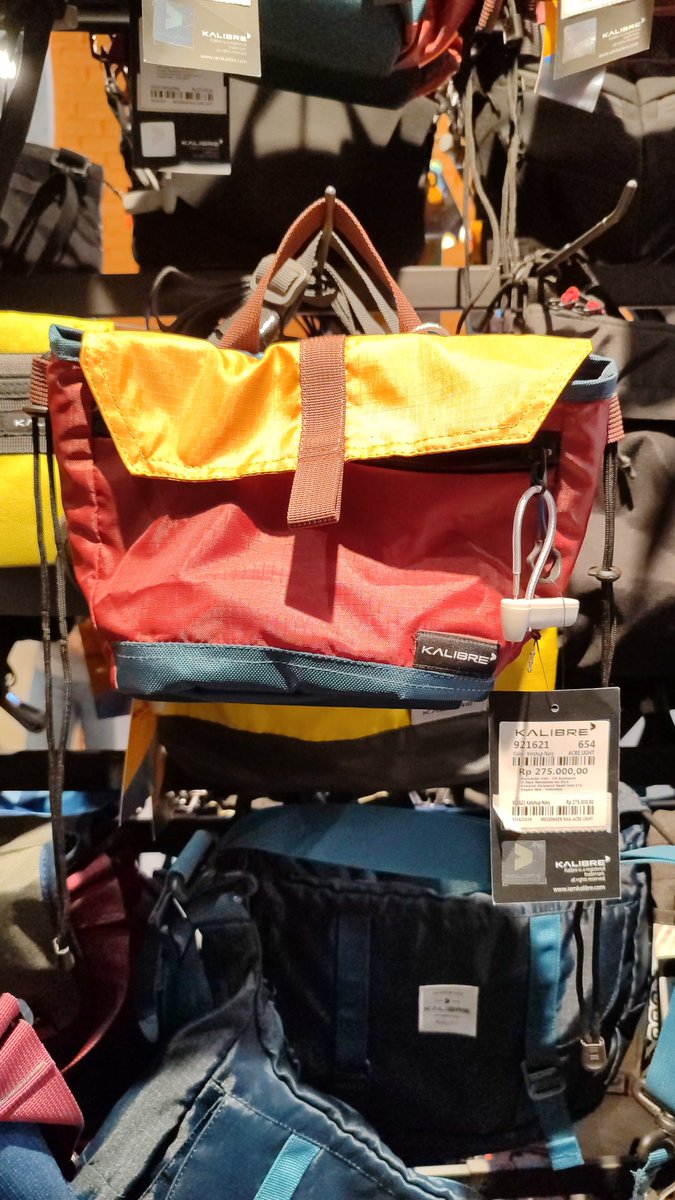 wayan417's tweet photo. 最近Popeye に掲載された影響か、🇮🇩製バッグ等が日本でも注目みたいですが。

今日通りかかったRadio DalamにKalibreという🇮🇩のアウトドア系の店があり、覗いたらトラベルポーチとかお値段rp.200k前後とお手頃。サイフとかスマホ入れてしつこくチェックしたけど、結構考えられたサイズ感ですねこれは。 https://t.co/UkH5PCUwcI