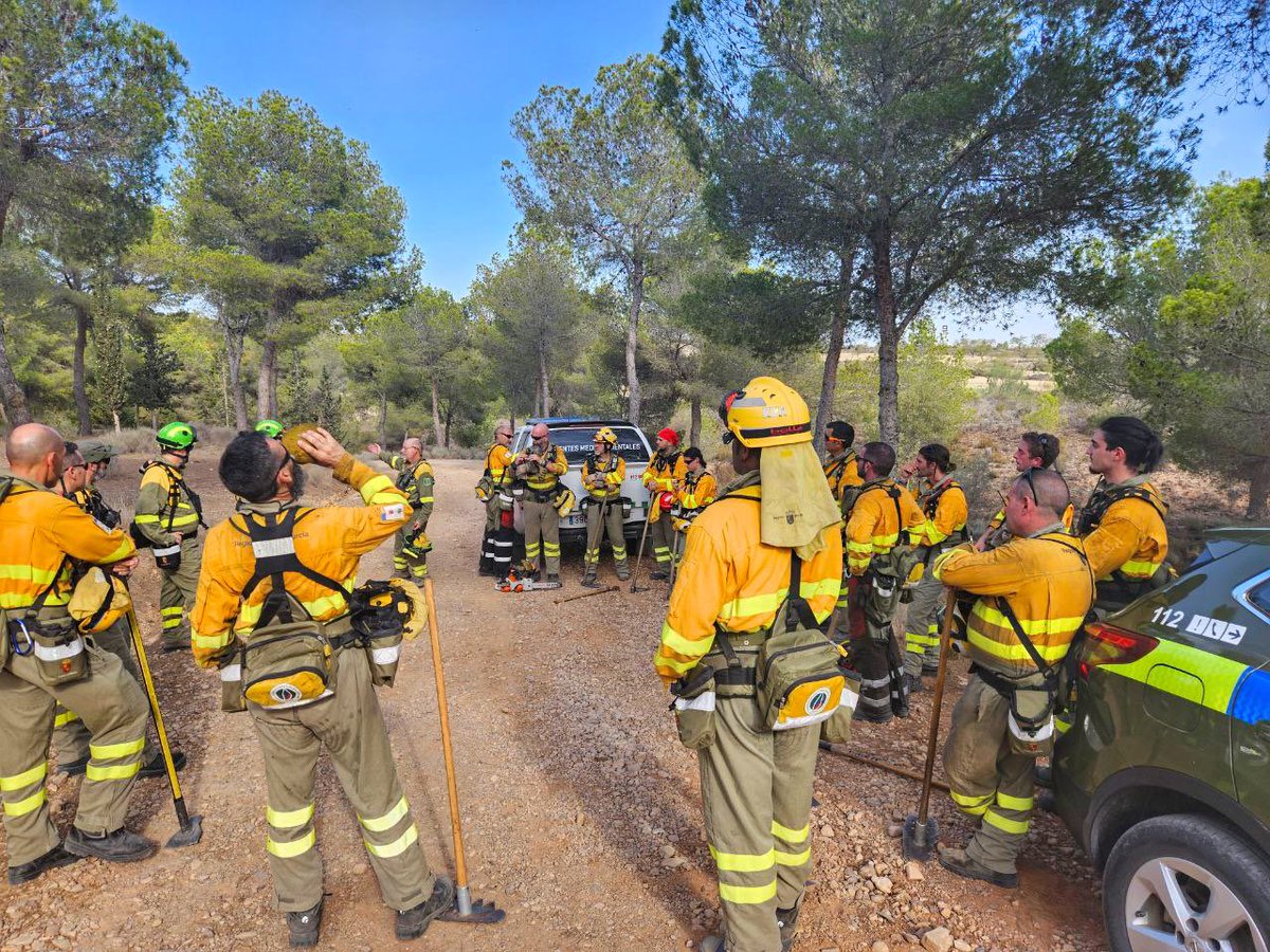 defensaforeMUR's tweet photo. [ADIESTRAMIENTO]
🔥Continua la preparación en EPA

Fuerza de Tarea ➡️ Varias #BRIFOR con @aamm_murcia al mando entrenan maniobras de ataque directo e indirecto

+ Coordinación + Capacidad + Seguridad

📷Construcción de línea de defensa, trabajo en cuña simulando fuego descendente https://t.co/bGWSxUUfUM