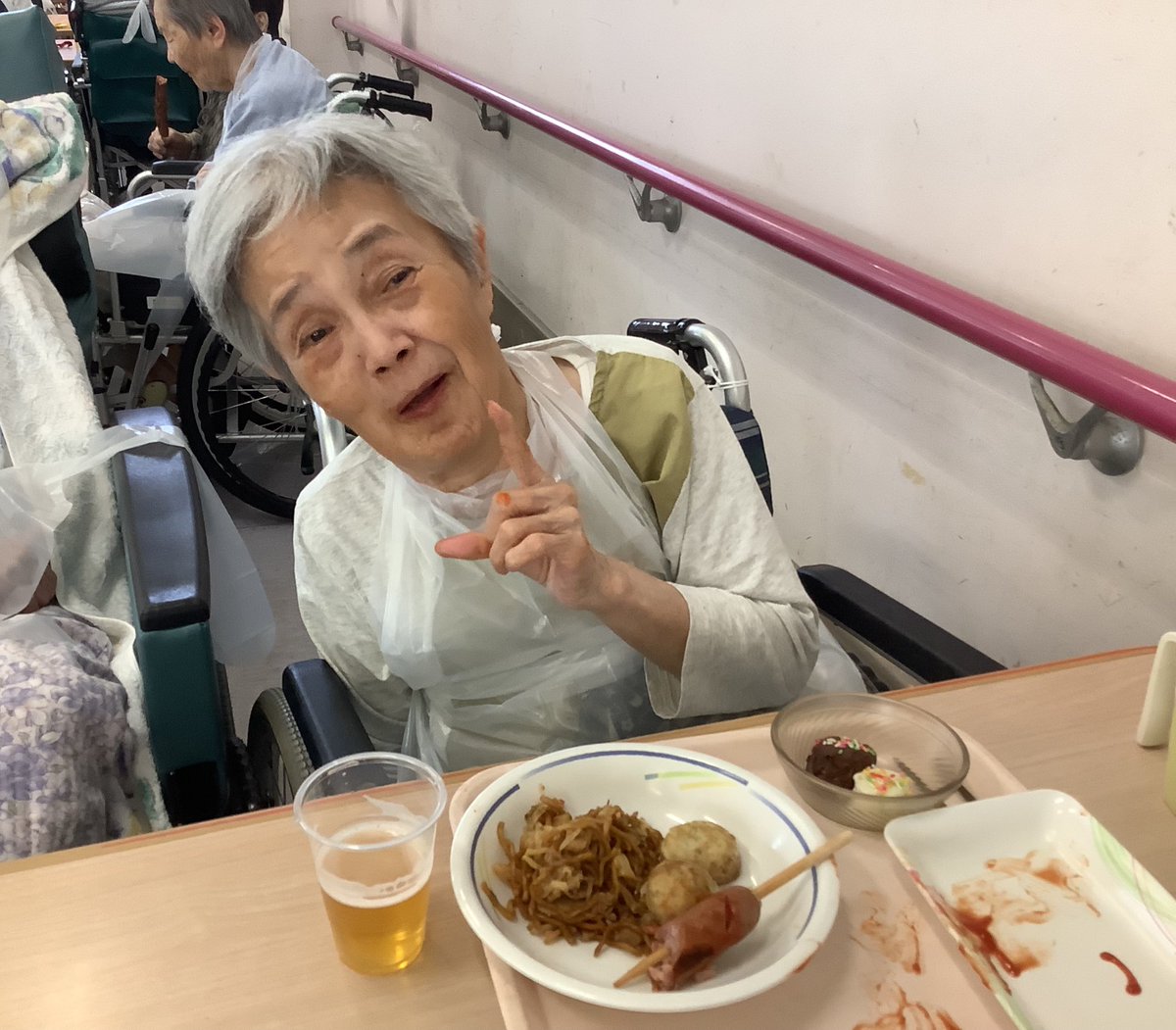 suikeinosato's tweet photo. 多床棟で夏祭り開催
ボランティアの方にお越しいただき、ハンドベルに手品を披露していただきました🪄✨
お昼には屋台で定番の焼きそば、フランクフルト、チョコバナナ、たこ焼きを召し上がっていただきました😋

#多床棟 https://t.co/e9JvkjxtB9