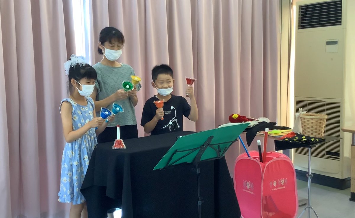 suikeinosato's tweet photo. 多床棟で夏祭り開催
ボランティアの方にお越しいただき、ハンドベルに手品を披露していただきました🪄✨
お昼には屋台で定番の焼きそば、フランクフルト、チョコバナナ、たこ焼きを召し上がっていただきました😋

#多床棟 https://t.co/e9JvkjxtB9