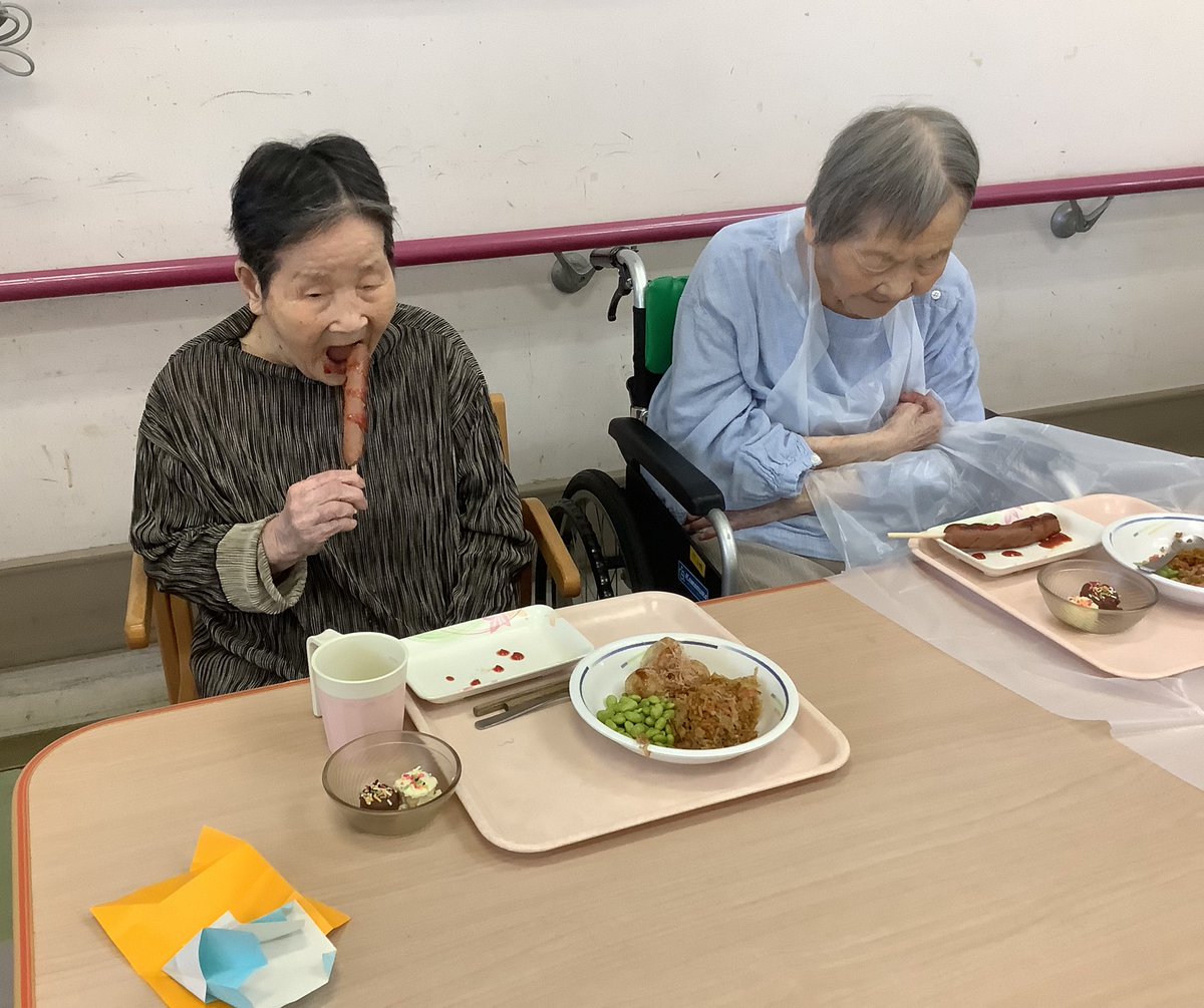 suikeinosato's tweet photo. 多床棟で夏祭り開催
ボランティアの方にお越しいただき、ハンドベルに手品を披露していただきました🪄✨
お昼には屋台で定番の焼きそば、フランクフルト、チョコバナナ、たこ焼きを召し上がっていただきました😋

#多床棟 https://t.co/e9JvkjxtB9