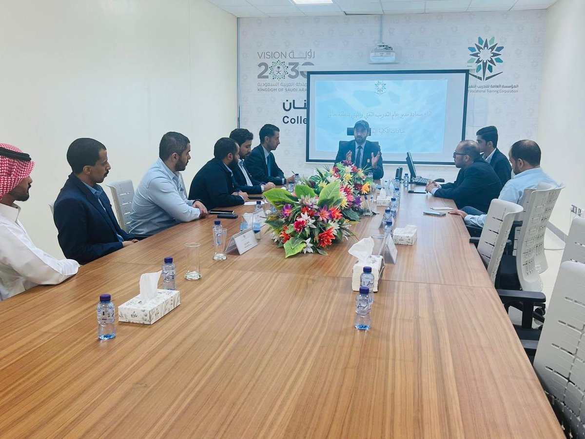 tvtc_g_Shinan's tweet photo. تغطية📷|
 سعادة المدير العام للادارة العامة للتدريب التقني والمهني بمنطقة حائل م. مشعل التميمي يجتمع مع قيادات الكلية التقنية بالشنان لمتابعة اعمال الفصل التدريبي الأول 1446هـ وبدء التدريب ومتابعة اعمال الاعتماد المؤسسي للكلية.
#التدريب_التقني https://t.co/CSd99Tx06g