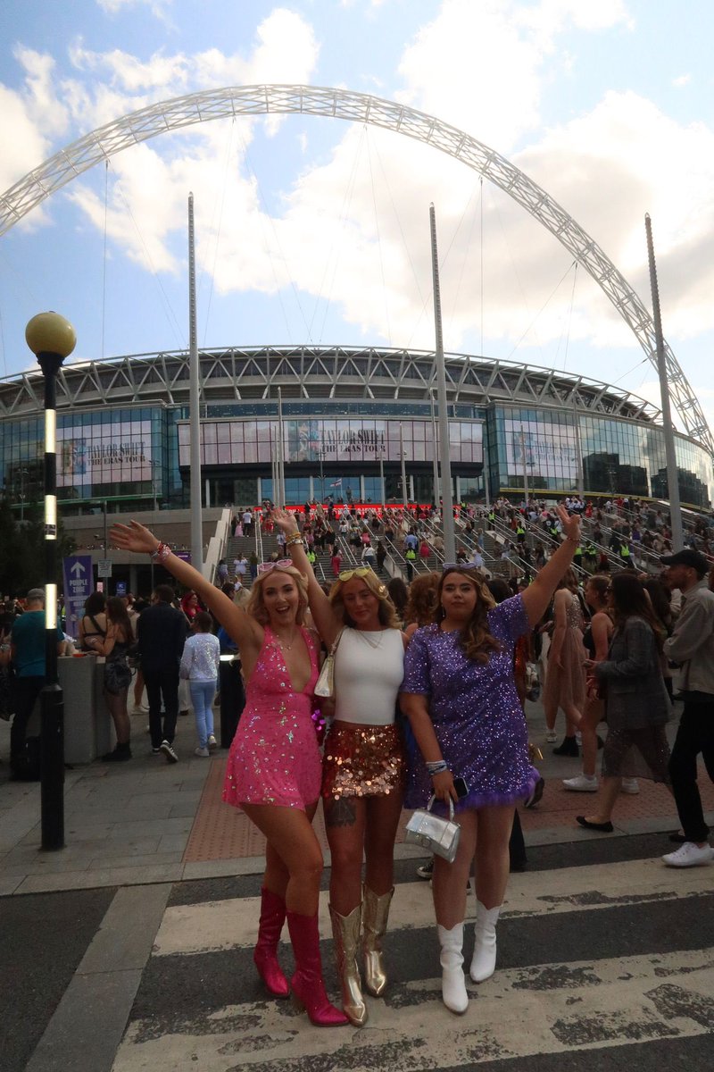 KendallMinney's tweet photo. Last night was a dream @taylornation13 @taylorswift13 #LondonTSTheErastour https://t.co/vLqEl3G3OL