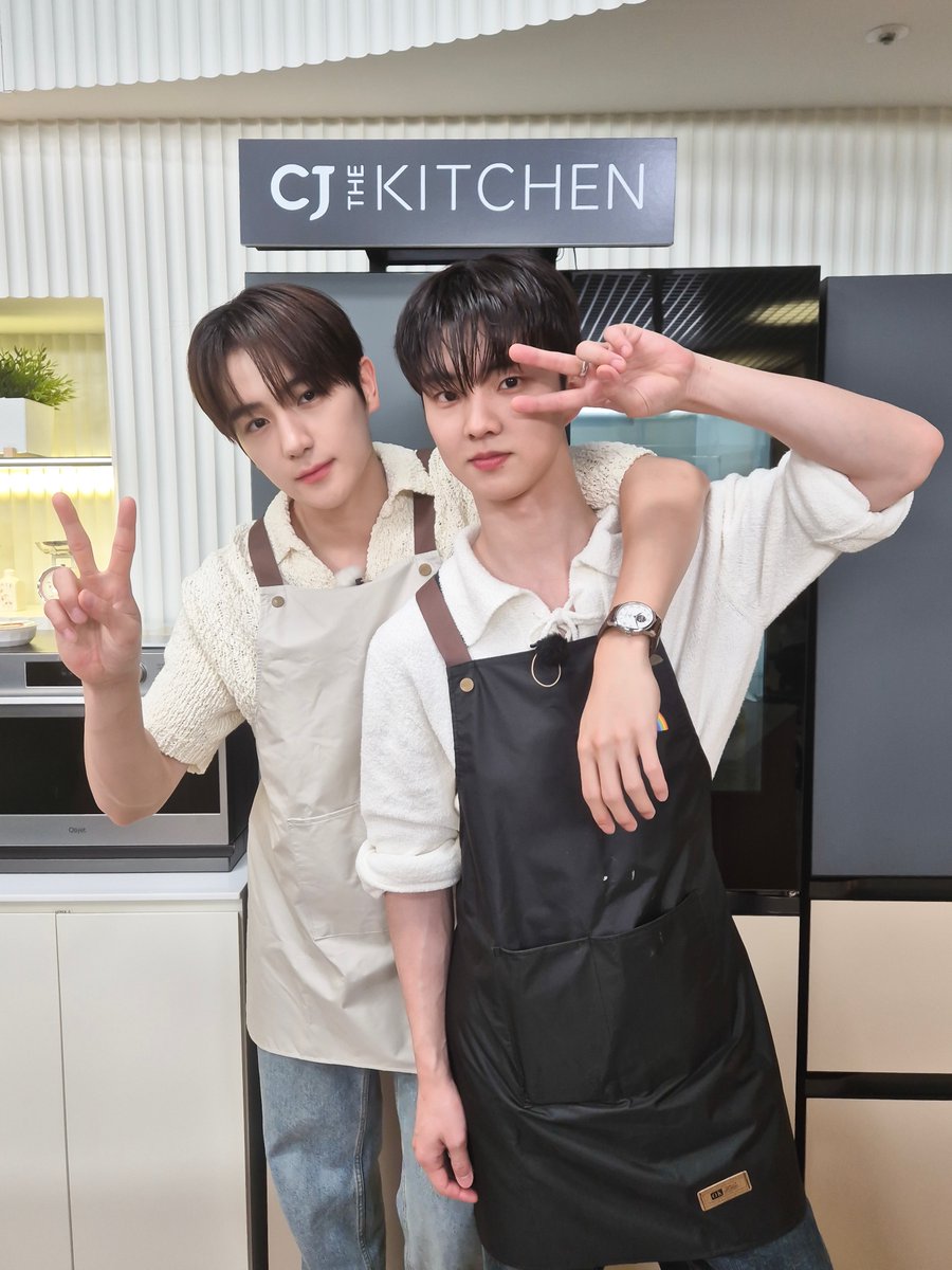 officl_theboyz's tweet photo. [📸] 더보이즈 현재&amp;큐의 세 번째 레시피 북 만들기📕 오늘도 현재 큐와 즐겁고 맛있는 수요일 되세요🍚

🔗 https://t.co/dsNatzLzKw

#THEBOYZ #더보이즈
#HYUNJAE #현재 #Q #큐 https://t.co/5qYYblzFr1