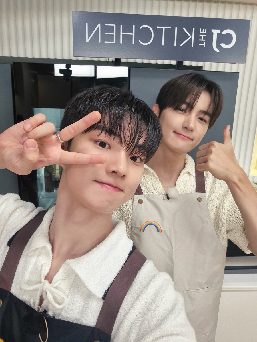 officl_theboyz's tweet photo. [📸] 더보이즈 현재&amp;큐의 세 번째 레시피 북 만들기📕 오늘도 현재 큐와 즐겁고 맛있는 수요일 되세요🍚

🔗 https://t.co/dsNatzLzKw

#THEBOYZ #더보이즈
#HYUNJAE #현재 #Q #큐 https://t.co/5qYYblzFr1