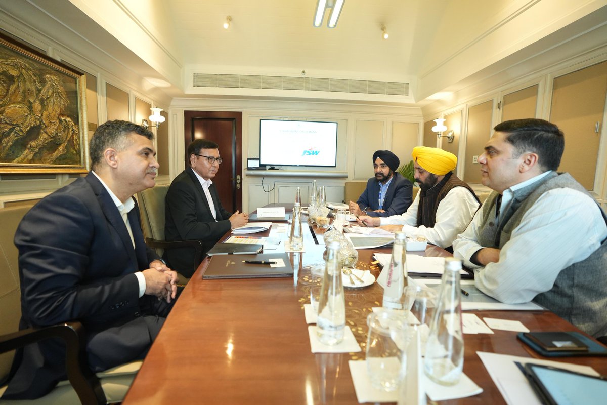 BhagwantMann's tweet photo. ਅੱਜ ਮੁੰਬਈ ਵਿਖੇ @TheJSWGroup ਦੇ ਅਫ਼ਸਰਾਂ ਨਾਲ ਮੁਲਾਕਾਤ ਕੀਤੀ ਤੇ ਪੰਜਾਬ 'ਚ ਪਹਿਲਾਂ ਤੋਂ ਚੱਲ ਰਹੇ ਪਲਾਂਟ ਦਾ ਵਿਸਥਾਰ ਕਰਨ ਨੂੰ ਲੈਕੇ ਚਰਚਾ ਹੋਈ...@jswsteel ਨੇ ਰਾਜਪੁਰਾ ਵਿਖੇ 1600 ਕਰੋੜ ਰੁਪਏ ਦੀ ਲਾਗਤ ਨਾਲ ਵਿਸਥਾਰ ਕਰਨ ਦੀ ਗੱਲ ਕਹੀ...@jswsteel ਦੇ ਅਫ਼ਸਰਾਂ ਨੇ ਕਿਹਾ ਕਿ ਪੰਜਾਬ 'ਚ ਤੁਹਾਡੀ ਸਰਕਾਰ ਆਉਣ ਤੋਂ ਬਾਅਦ ਕੰਮ ਕਰਨਾ ਸੌਖਾ ਹੋ ਗਿਆ ਹੈ...ਮਹੌਲ ਚੰਗਾ ਹੈ...

ਇਹ ਸਭ ਨੇਕ ਨੀਅਤ ਤੇ ਚੰਗੀ ਨੀਤੀ ��ਾ ਹੀ ਨਤੀਜਾ ਹੈ...