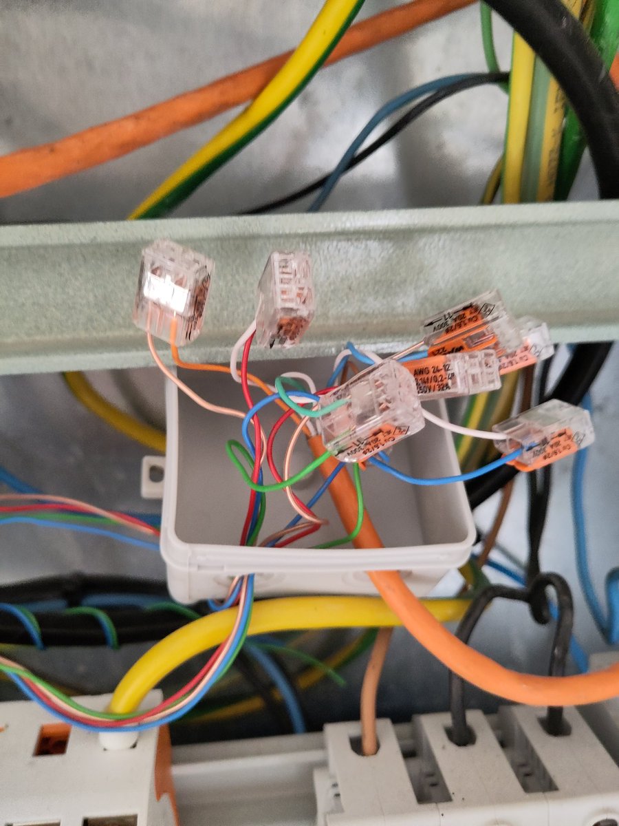MSeitl's tweet photo. Wunder geschehen immer wieder! Dass diese Ethernet-"Verbindung" (eines konzess. Elektrikers) überhaupt funktioniert ist nämlich eines!

Router, Patchkabel 0,5m, Wago, Cat7 15m, Wago, Telefonkabel 40m, Wago, Cat7 20m, Wago, Telefonkabel 70m, Wago, Patchkabel 1m, Wechselrichter https://t.co/blZbSuvFJp