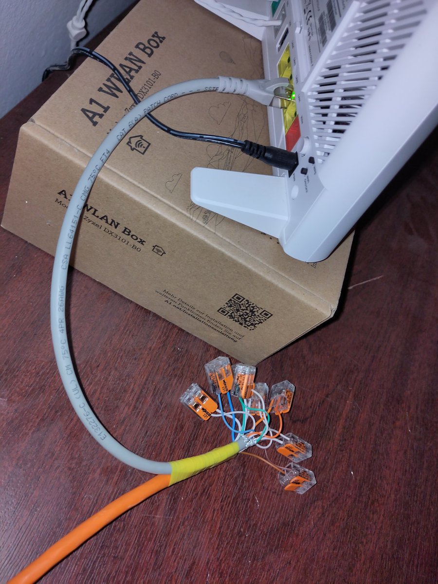 MSeitl's tweet photo. Wunder geschehen immer wieder! Dass diese Ethernet-"Verbindung" (eines konzess. Elektrikers) überhaupt funktioniert ist nämlich eines!

Router, Patchkabel 0,5m, Wago, Cat7 15m, Wago, Telefonkabel 40m, Wago, Cat7 20m, Wago, Telefonkabel 70m, Wago, Patchkabel 1m, Wechselrichter https://t.co/blZbSuvFJp
