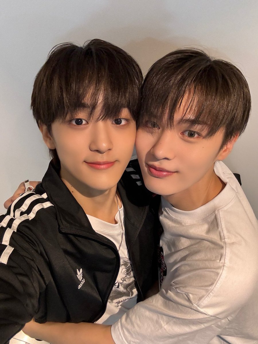 LUN8_sns's tweet image. 240821 🖤X
🐢 [JINSU]
I did this with a dog who suddenly came and hugged me while I was trying to take a picture.
Dog , I hope you’re always happy~ 
Good night~
#ItWas #Eunho

#LUN8 #JINSU #JIEUNHO #루네이트 #진수 #지은호