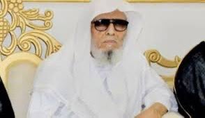 Moh1Rz2H3's tweet photo. رحمة الله عليك يا شيخ علي بن ناصر الفقيهي ١٣٥٤ صلي عليه فجر اليوم بالمسجد النبوي ودفن بالبقيع تجاوز ال ٩٠ سنة 
عالم جليل عرفناه قديماً واستفدنا منه في المسجد النبوي وفي بيته وفي موسم الحج 
له السبق في اخراج نوادر من الكتب في العقيدة
 1) الأربعين في دلائل التوحيد، لأبي إسماعيل عبد الله بن محمد الهروي، تحقيق وتعليق وتخريج الأحاديث، الطبعة الأولى، 1404 هـ.
2) الإمامة والرد على الرافضة، للحافظ أبي نعيم الأصبهاني، تحقيق وتعليق، مكتبة العلوم والحكم، الطبعة الأولى، 1407 هـ. 
3) الإيمان، لأبي عبد الله محمد بن إسحاق بن يحيى بن منده، تحقيق، مؤسسة الرسالة، الطبعة الثانية، سنة 1406 هـ. 
4) البدعة ضوابطها وأثرها السيء في الأمة، تأليف، الجامعة الإسلامية، الطبعة الثانية 1414 هـ.
5) التوحيد، لأبي عبد الله محمد بن إسحاق بن منده، تحقيق، مكتبة العلوم والحكم، الطبعة: الأولى 1423هـ-2002م.
6) الحيدة المناظرة الكبرى بين أهل السنة والفرق الضالة، لعبد العزيز الكتاني، تحقيق، مكتبة دار العلوم والحكم، الطبعة الأولى، 1415 هـ.
7) الرد على الجهمية، لأبي عبد الله محمد بن إسحاق بن منده، تحقيق وتعليق وتخريج الأحاديث، الطبعة الأولى 1402 هـ، 1982 م. 
 الرد القويم البالغ على كتاب الخليلي المسمى بالحق الدامغ، تأليف، دار المآثر، تقديم: العلامة صالح بن فوزان بن عبدالله الفوزان. 
9) رسالة في الذب عن أبي الحسن الأشعري، لأبي القاسم عبد المالك بن عيسى بن درباس، تحقيق وتعليق وتخريج أحاديث، الطبعة الأولى، 1404 هـ.
10) الصفات�� لأبي الحسن علي بن عمر الدارقطني، تحقيق وتعليق وتخريج أحاديث، تقريظ: العلامة حماد الأنصاري، الطبعة الأولى، 1403 هـ.
11) الصواعق المرسلة، لابن القيم، الجزء الأول، تحقيق بالمشاركة مع أحمد عطية الغامدي.
12) الفتح المبين بالرد على نقد عبد الله بن محمد الصديق الغماري لكتاب الأربعين، تأليف، دار النوادر القيمة ، 1426 هـ.
وهو رد على كتاب فتح المعين بنقد كتاب الأربعين للغماري، الذي نقد فيه كتاب الأربعين في دلائل التوحيد لعبد الله بن محمد الهروي.
13) منهج القرآن في الدعوة إلى الإيمان، علي بن محمد ناصر الفقيهي، مكة المكرمة، 1984 ف.
14) النزول، لأبي الحسن علي بن عمر الدارقطني، تحقيق وتعليق وتخريج أحاديث، تقريظ: العلامة حماد الأنصاري، الطبعة الأولى، 1403 هـ.
15) الوسطية ونبذ الغلو، تأليف، مكتبة دار النصيحة ودار المدينة النبوية، الطبعة الأولى، 1428 هـ.
16) الوصايا في الكتاب والسنة وغيرها الكثير من الكتب والبحوث وفق الله ذريته لاخراجها بشكل مجموع مؤلفاته
ولقد جمع بين العلم والبذل والكرم والشجاعة في الحق 
محبوب من الجميع بسمت وهيبة وابتسامة 
وله حضور في وسط الشباب ايام الفتن وتوجيهات مفيدة غفر الله له

https://t.co/XwLzmwBpmu
