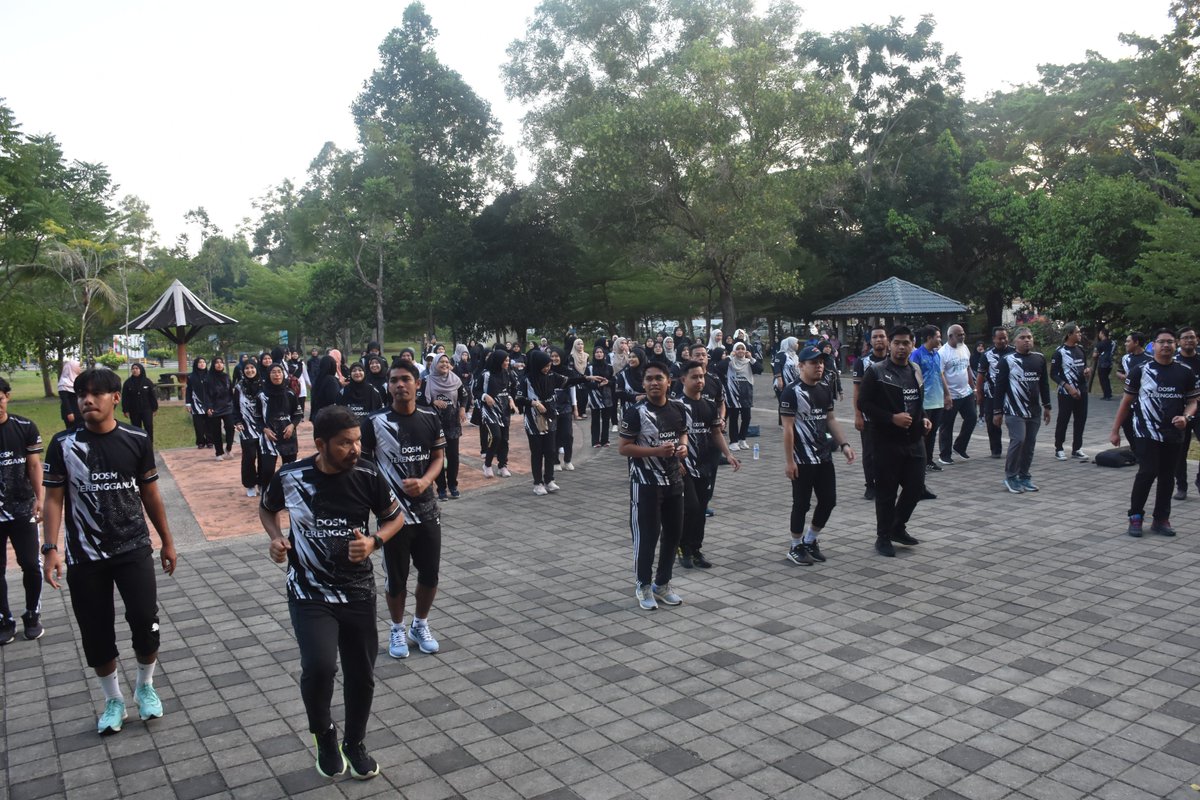 DOSM_Terengganu's tweet image. 𝐅𝐈𝐓𝐃𝐎𝐒𝐌 | 𝟏𝟗 𝐎𝐆𝐎𝐒 𝟐𝟎𝟐𝟒 | 𝐊𝐔𝐀𝐋𝐀 𝐓𝐄𝐑𝐄𝐍𝐆𝐆𝐀𝐍𝐔, 𝐓𝐄𝐑𝐄𝐍𝐆𝐆𝐀𝐍𝐔
#FitDOSM bersama YBhg. Dato’ Sri Dr. Uzir Mahidin telah diadakan di Taman Awam Bukit Besar, Kuala Terengganu bersama warga Pejabat Operasi Ibu Negeri DOSM Terengganu.