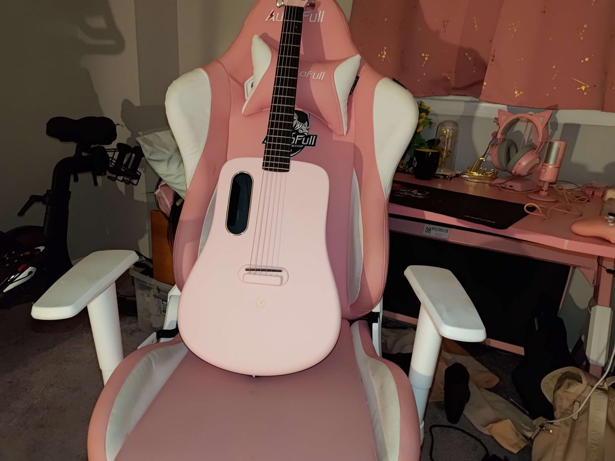 Lili_Chen_2005's tweet photo. I got it on my 16th birthday. I played it for about a month, and it's been collecting dust ever since. I think nice things are wasted on me.
(Ignore the mess. 🔫🔫)
#PinkAesthetic #PinkLovers #PinkVibes #PinkLife #Pink https://t.co/DUQ9N6NOSP