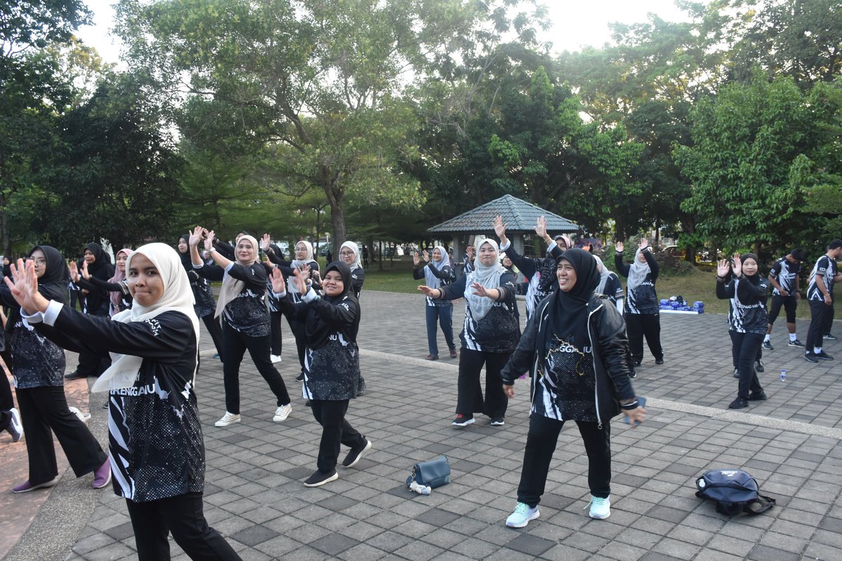 DOSM_Terengganu's tweet image. 𝐅𝐈𝐓𝐃𝐎𝐒𝐌 | 𝟏𝟗 𝐎𝐆𝐎𝐒 𝟐𝟎𝟐𝟒 | 𝐊𝐔𝐀𝐋𝐀 𝐓𝐄𝐑𝐄𝐍𝐆𝐆𝐀𝐍𝐔, 𝐓𝐄𝐑𝐄𝐍𝐆𝐆𝐀𝐍𝐔
#FitDOSM bersama YBhg. Dato’ Sri Dr. Uzir Mahidin telah diadakan di Taman Awam Bukit Besar, Kuala Terengganu bersama warga Pejabat Operasi Ibu Negeri DOSM Terengganu.