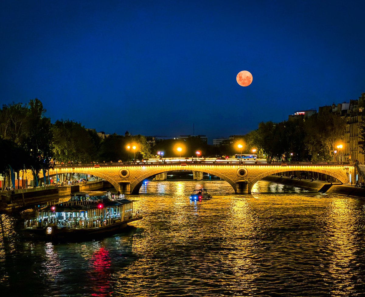 BasilSalame's tweet photo. #Aug21 Red Moon: a symbol of profound transformation and mystery, blending science with ancient lore. Throughout history, it's seen as an omen of change. Whether captivated by its beauty or its deeper meaning, the Blood Moon always stirs powerful emotions. https://t.co/r9ooBbXJPf
