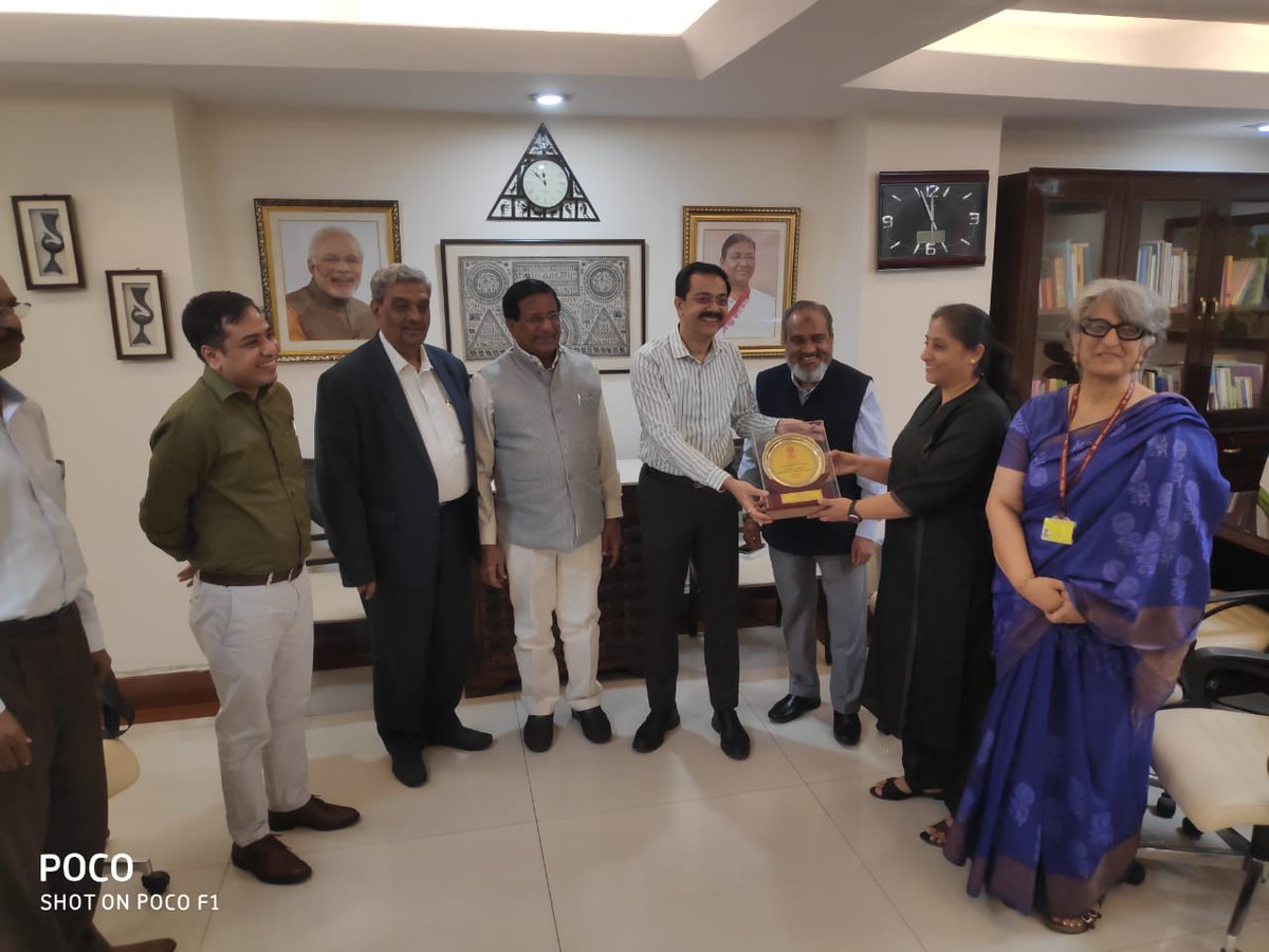 Dr. C. Narayanaswamy, Chairman, Karnataka State Finance Commission (SFC), along with Members and senior officials of the SFC, held a meeting with Shri Vivek Bharadwaj, Secretary, Ministry of Panchayati Raj at Krishi Bhawan, New Delhi. 

1/5⬇️