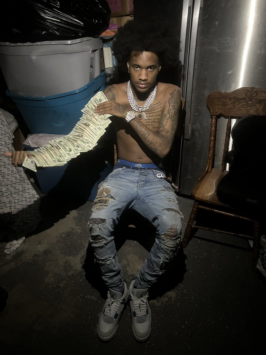 cashgangmike's tweet photo. Yhu ain’t fucc cuz yhu ain’t HIM but she lit 23 hit her
I’m run me up that cheese & walk these beats ni72ca #FRBWTB #RIPJUMPOUT #cashgang #slime https://t.co/XAbMPjDWpE
