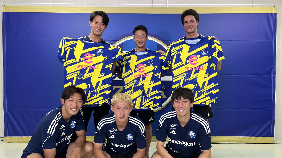 サイン入り #eFootball 限定ユニフォームを 抽選で3名様にプレゼント 
