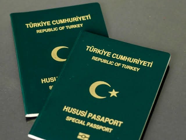 Tarihe not düşelim,arşive girsin.
YEŞİL PASAPORT REZALETLETLERİ‼️ 
Yeşil pasaport 
Türkiye Cumhuriyetinin ve 
DEVLETE KARŞILIKSIZ HİZMETLERİ İLE ÖNEMLİ DERECELERDE,
UZUN SÜRE BAĞLI OLAN DEVLET GÖREVLİLERİNİN İTİBAR NİŞANIDIR.
Her isteyene, her önüne gelene verilemez, küçültmeyin