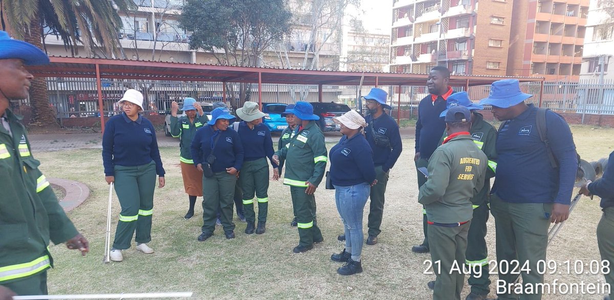 RegionF_Joburg's tweet photo. CRUM Region F Augmented Field Services Unit (AFSU) litter picking and street cleaning around the Constitutional Court, Ward 60. #JoburgServices @CityofJoburgZA @Irenemafune @CRUM_CoJ https://t.co/YoyDmd9rol